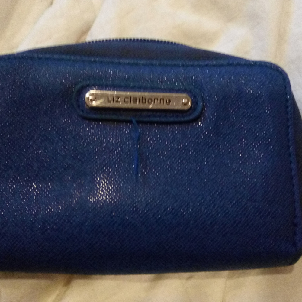 662) 2 womens wallets and 2 Make up bags. Liz Claiborne - Picture 5 of 8